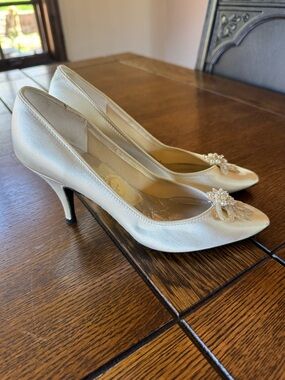 Like new Vintage Peacocks Satin Pearl Pumps Heels 5.5